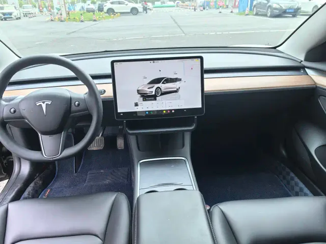 Tesla Model 3 — Фото автомобиля 5