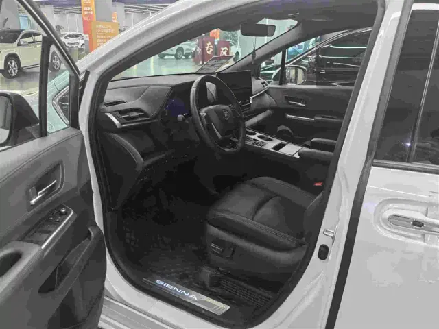 Toyota Sienna — Фото автомобиля 7