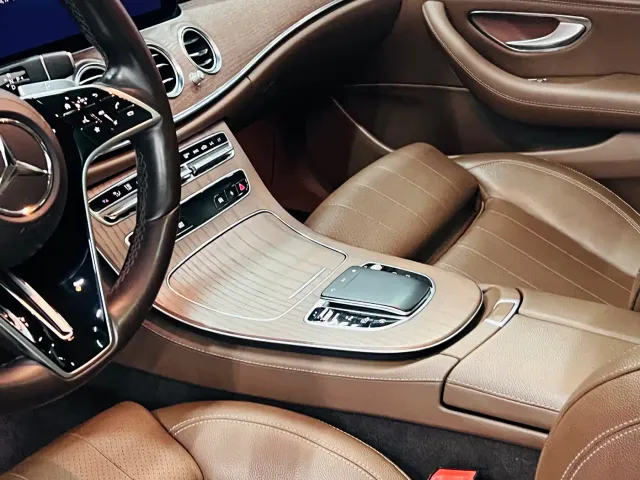 Mercedes-Benz E-Class — Фото автомобиля 12