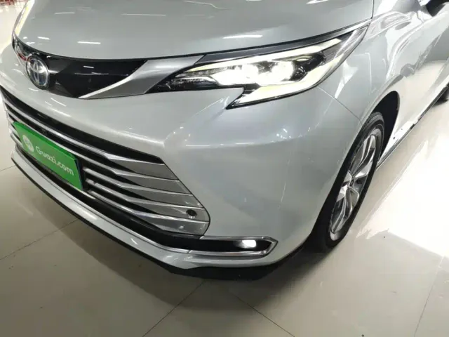 Toyota Sienna — Фото автомобиля 23
