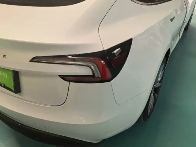 Tesla Model 3 — Фото автомобиля 7
