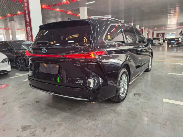 Toyota Sienna — Фото автомобиля 19