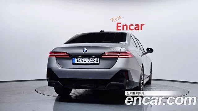 BMW 5-Series — Фото автомобиля 4
