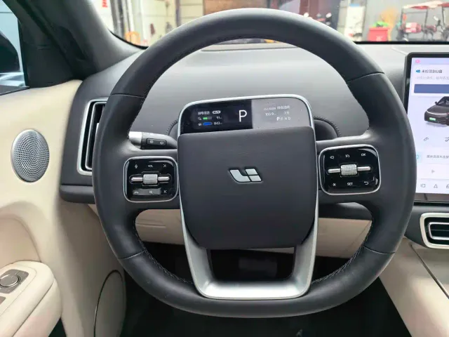 Li Auto L8 — Фото автомобиля 10