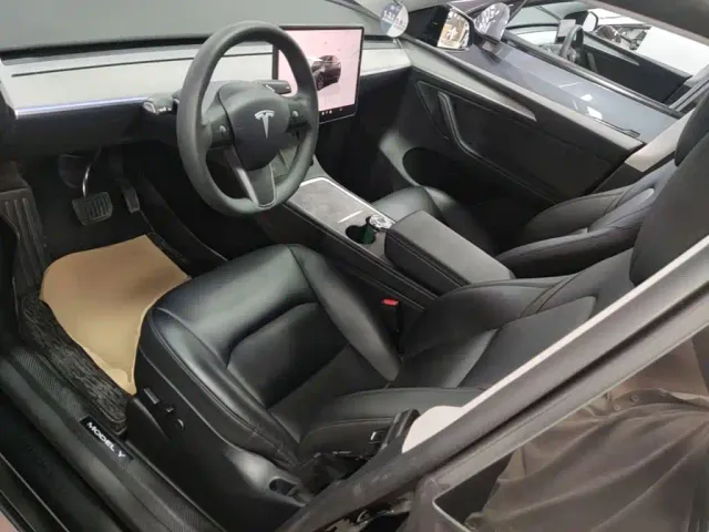 Tesla Model Y — Фото автомобиля 14
