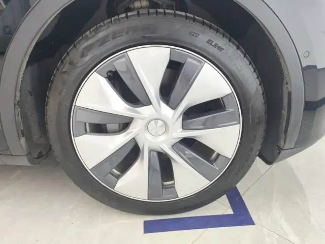 Tesla Model Y — Фото автомобиля 6