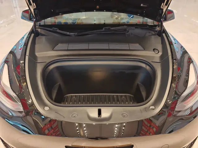 Tesla Model Y — Фото автомобиля 16