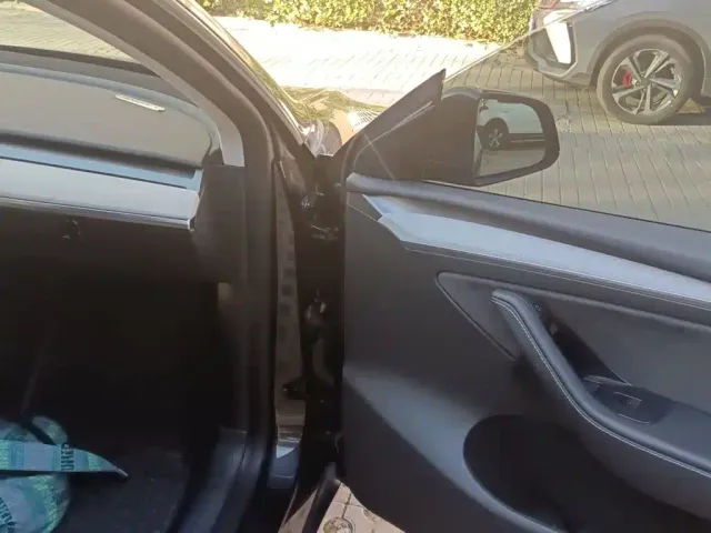 Tesla Model Y — Фото автомобиля 17