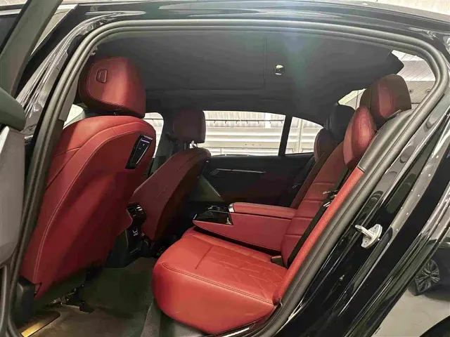 BMW 5 Series — Фото автомобиля 11