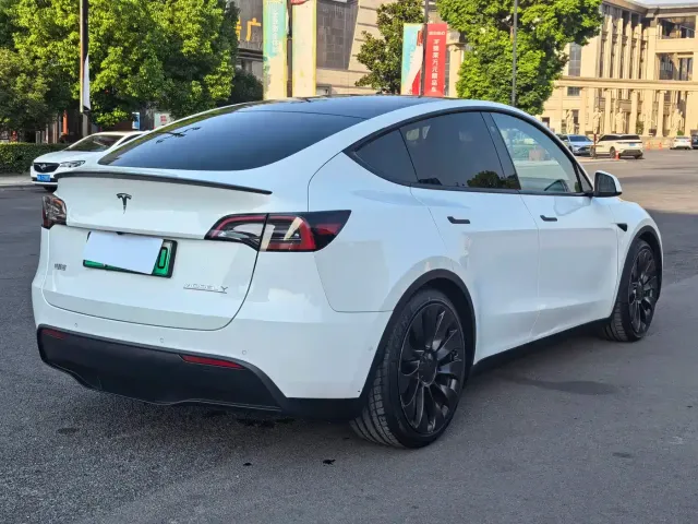 Tesla Model Y — Фото автомобиля 16