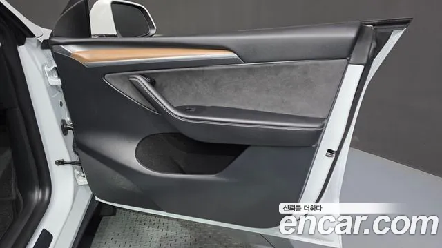 Tesla Model Y — Фото автомобиля 13