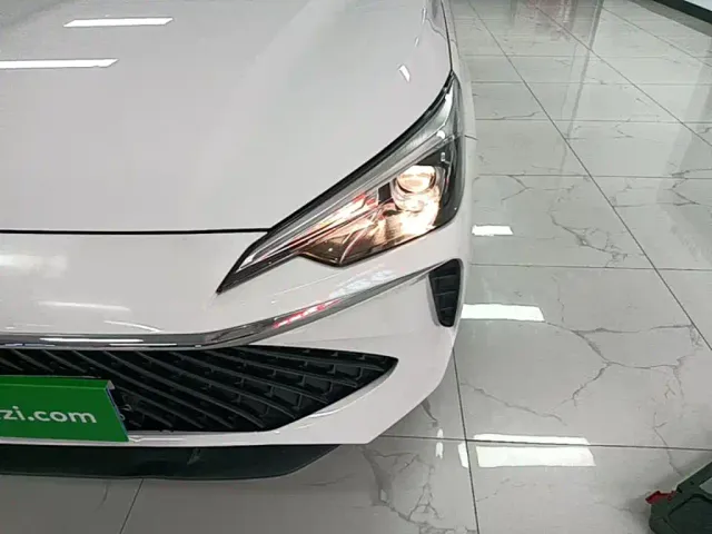 Roewe i5 — Фото автомобиля 23