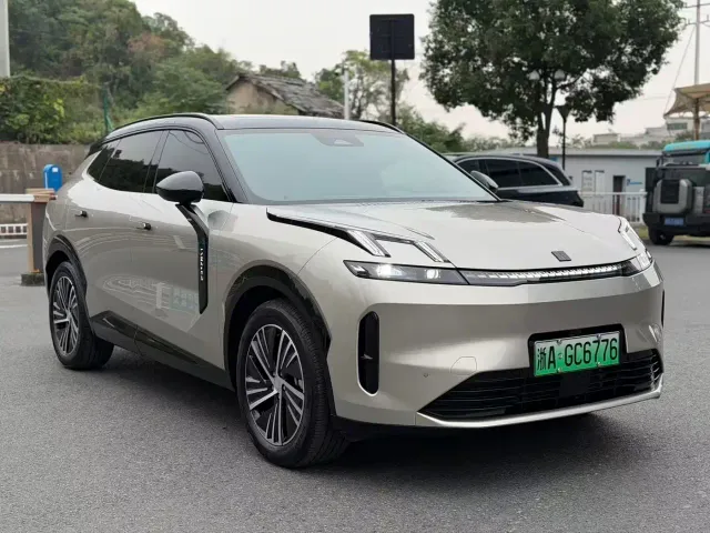 Lynk & Co 08 EM-P — Фото автомобиля 3