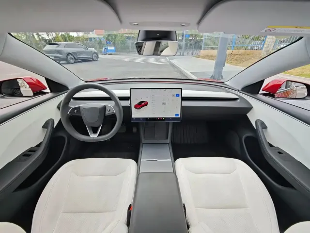 Tesla Model 3 — Фото автомобиля 9