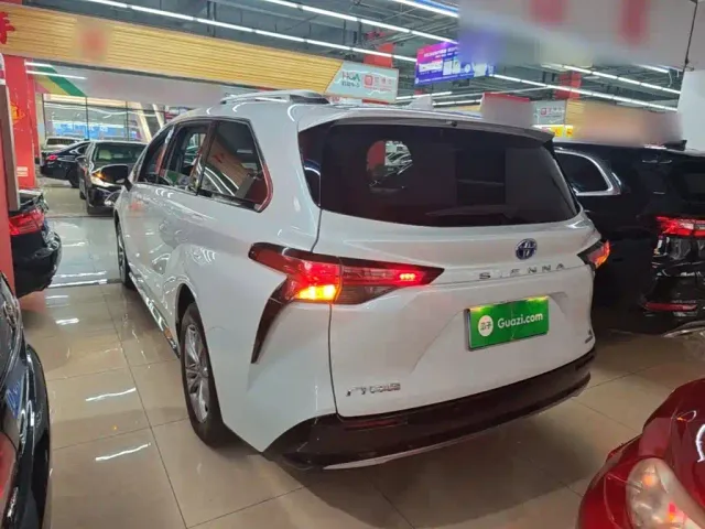 Toyota Sienna — Фото автомобиля 4