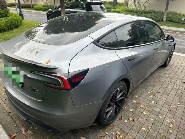 Tesla Model 3 — Фото автомобиля 2