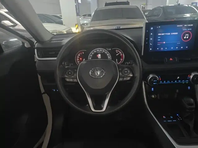 Toyota RAV4 — Фото автомобиля 10