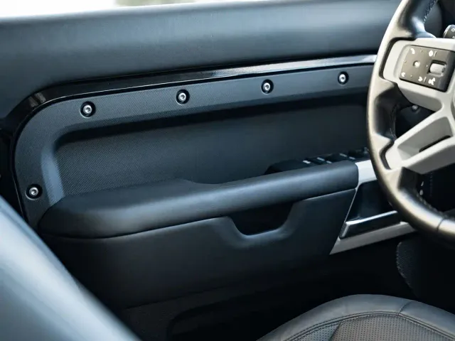 Land Rover Defender — Фото автомобиля 13