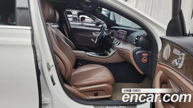 Mercedes-Benz E-Class — Фото автомобиля 11