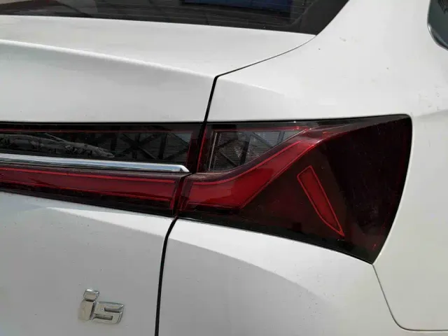 Roewe i5 — Фото автомобиля 12