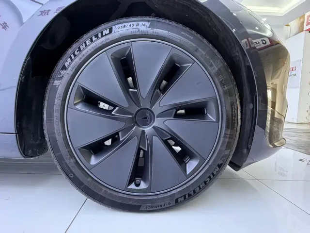 Tesla Model 3 — Фото автомобиля 20