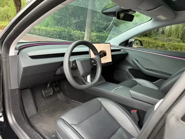 Tesla Model 3 — Фото автомобиля 10