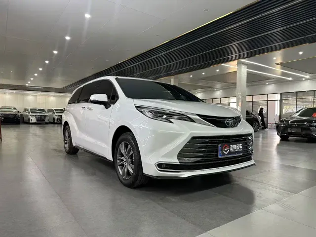 Toyota Sienna — Фото автомобиля 3