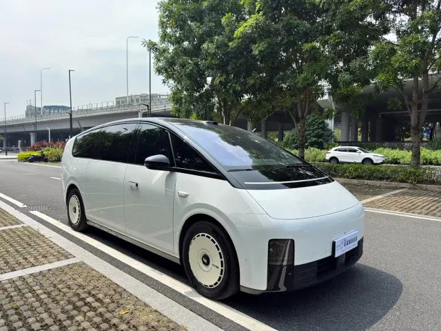 Li Auto MEGA — Фото автомобиля 21