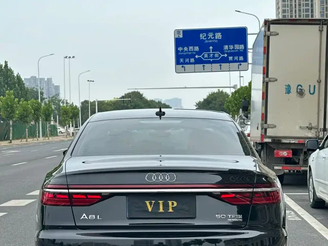 Audi A8 — Фото автомобиля 4