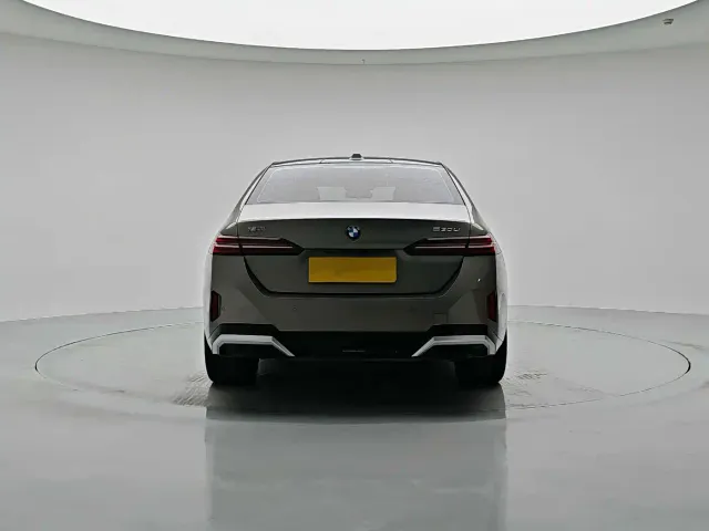 BMW 5 Series — Фото автомобиля 5