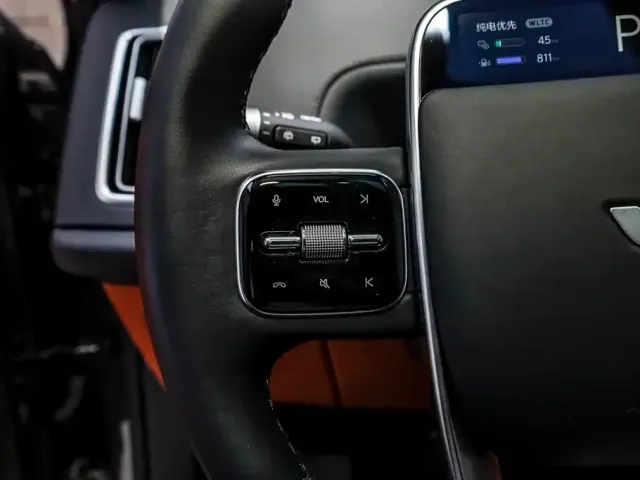 Li Auto L8 — Фото автомобиля 26