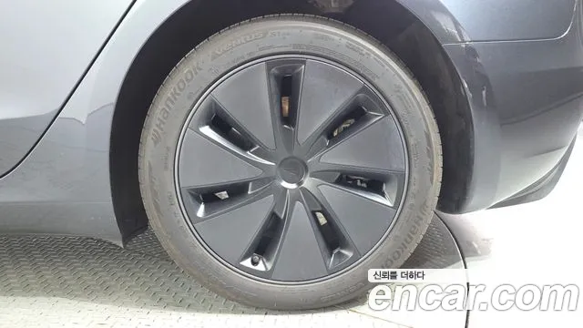 Tesla Model 3 — Фото автомобиля 21