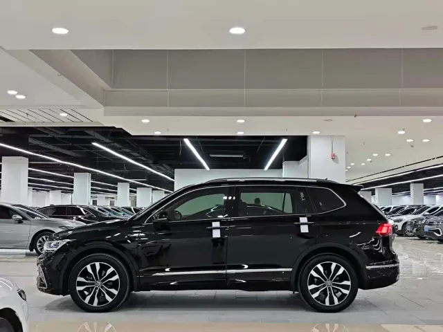 Volkswagen Tiguan L — Фото автомобиля 3
