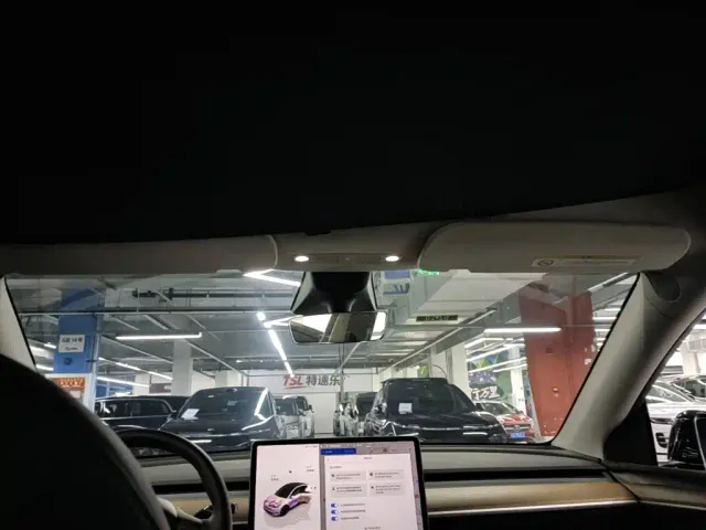 Tesla Model Y — Фото автомобиля 17