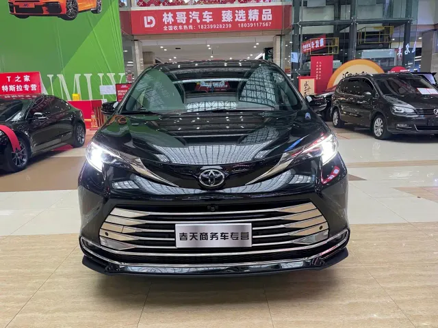 Toyota Sienna — Фото автомобиля 3