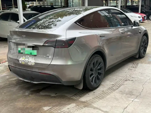 Tesla Model Y — Фото автомобиля 9
