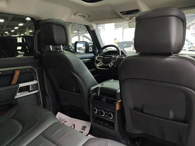 Land Rover Land Rover Defender 2023 Model 110 3.0T P400 Dark Special Edition — Фото автомобиля 9
