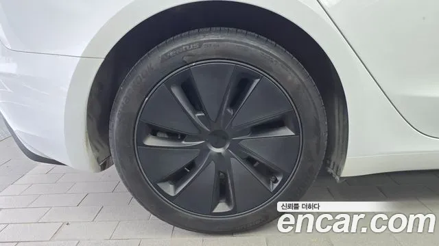 Tesla Model 3 — Фото автомобиля 5