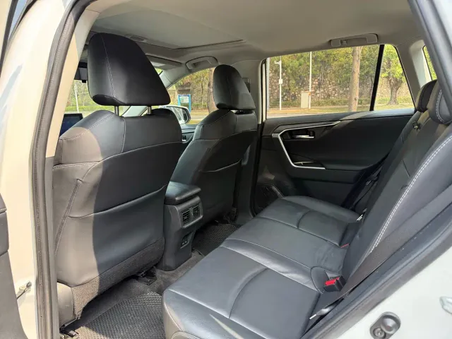 Toyota RAV4 — Фото автомобиля 8