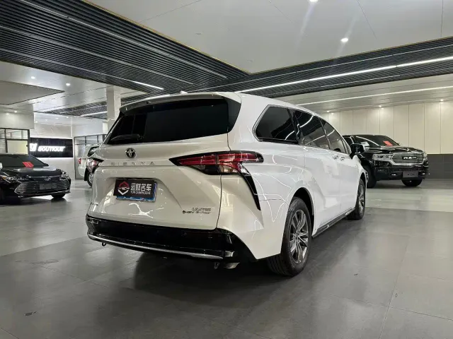 Toyota Sienna — Фото автомобиля 9