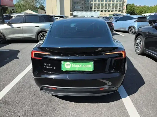 Tesla Model 3 — Фото автомобиля 5