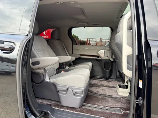 Toyota Sienna — Фото автомобиля 9