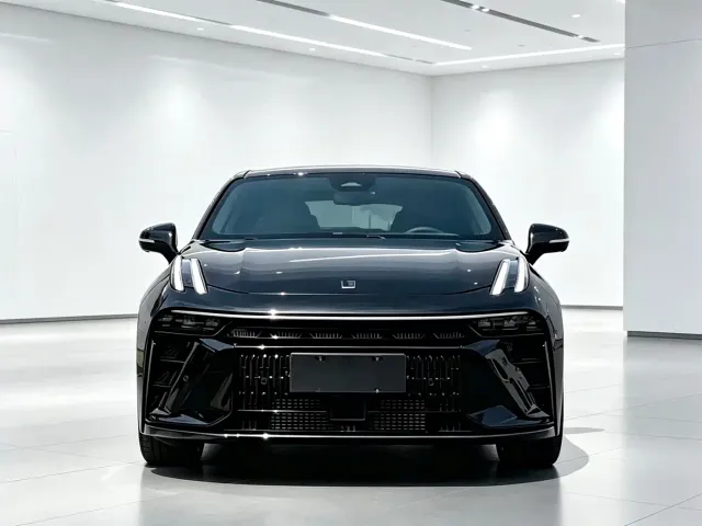 Lynk & Co 03 — Фото автомобиля 2