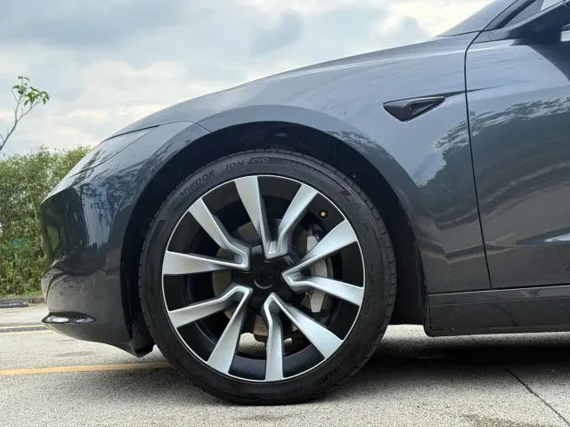 Tesla Model 3 — Фото автомобиля 12