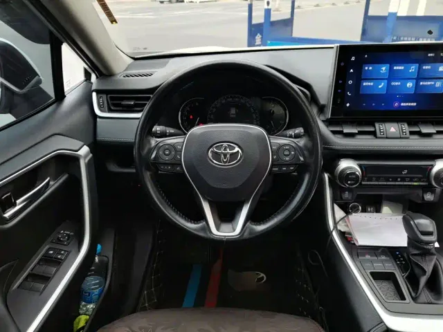 Toyota RAV4 — Фото автомобиля 6
