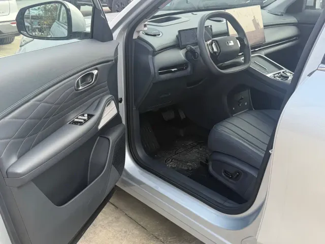 Geely Galaxy Starship 7 EM-i — Фото автомобиля 5