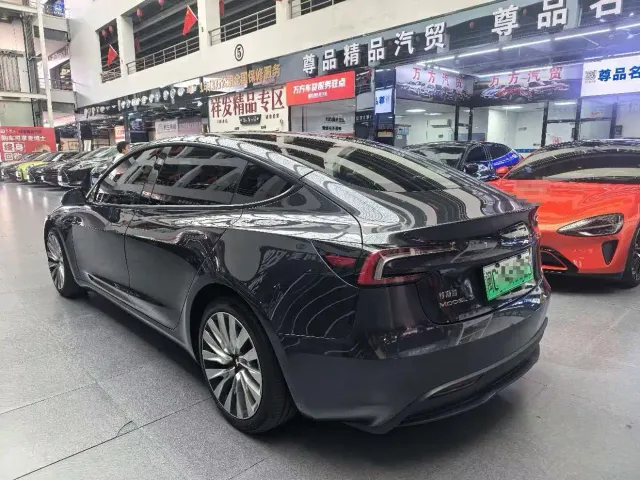 Tesla Model 3 — Фото автомобиля 9