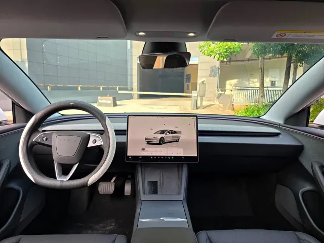 Tesla Model 3 — Фото автомобиля 12