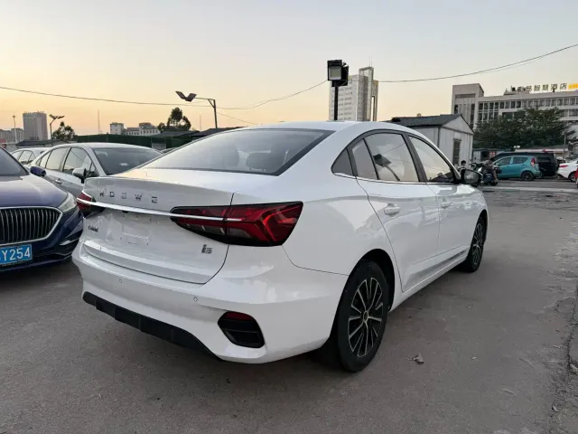 Roewe i5 — Фото автомобиля 9