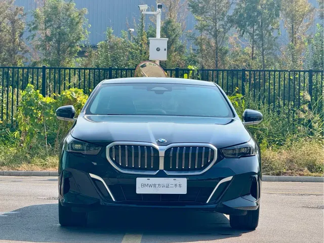 BMW 5 Series — Фото автомобиля 2